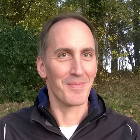 SvenLehmkuhl_Portrait-480x480 Portrait Sven Lehmkuhl im Wald