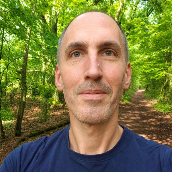 Ganz natürlich - Naturcoach Sven Lehmkuhl auf einer Tour durch die Natur Portrait Sven Lehmkuhl im Wald